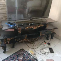 میز تلویزیون مشکی طلایی و ۱ عدد پیراهن مردانه