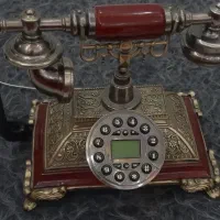 یک عدد تلفن رومیزی سلطنتی