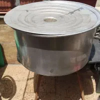 دو عدد دیگ بزرگ و گاز  و کفگیر و ملاقه بزرگ