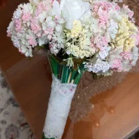 گل عروس زیبا با گل‌های مصنوعی