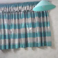 پرده و لوستر آبی رنگ