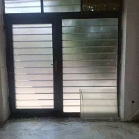 در مغازه به همراه پله