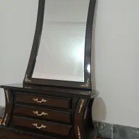 آینه و میزه چوبی