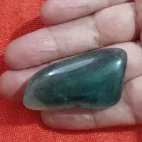 سنگ معدنی سبز رنگ خارجی خوش رنگ با سختی۷ الی۸