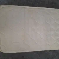 خوشخواب کنار تخت مادر