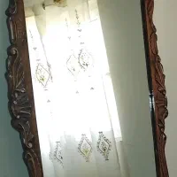 آیینه با قاب چوبی