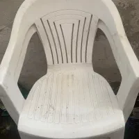 دوتا صندلی پلاستیکی