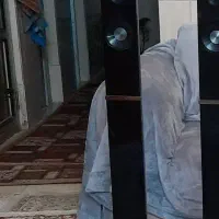 اسپیکر بلوتوثی ایستاده