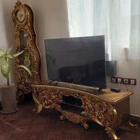 میز تلویزیون و ساعت