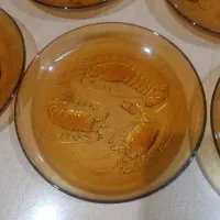 بشقاب گود قدیمی اندونزی طرح میگو رنگ عسلی