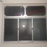 پنجره المینیومی قدیمی