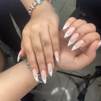 خدمات ارایشگری ناخن