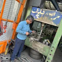 استخدام تراشکار در کارگاه تراشکاری
