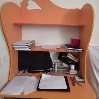 میز کامپیوتر و کتابخانه