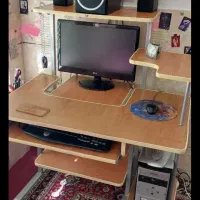 کامپیوتر با میز کامل