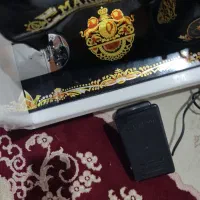 یک دستگاه چرخ خیاطی معمولی همراه دستگاه جا دکمه