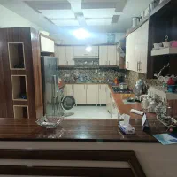 پرستار خانم جوان با جای خواب