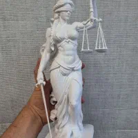 مجسمه زن عدالت