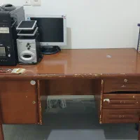 و میز و قفسه و کامپیوتر