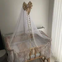 گهواره و تخت کنار مادر