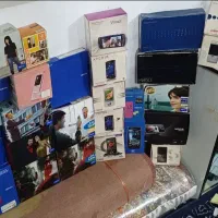 تعدادی گوشی قدیمی‌با جعبه لوازم‌نوکیا