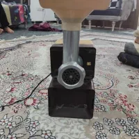 چرخ گوشت قدیمی .ظاهرش از هم باز شده بوده چسب شده