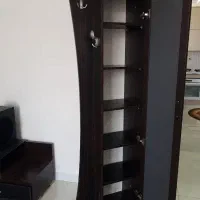 جاکفشی ایستاده و‌ کفی چوبی زیر تخت