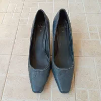 چند جفت کفش زنانه