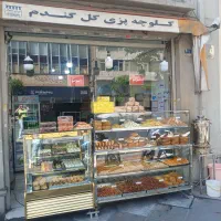 فروشنده در شیرینی پزی
