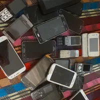 تعدادی گوشی خراب بدون کارتون