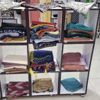 فروش ویترین و تعدادی باکس و صندلی مغازه شالوروسری