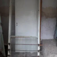 درب با چهارچوب آهنی