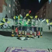 علامت ۹ تیغ بزرگ با کتیبه و‌شال و پایه