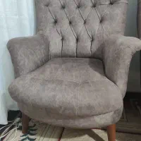 مبل تک نفره و میز پذیرایی جلو مبلی