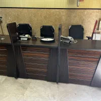 میز و صندلی و تلفن اداری