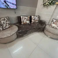 یک دست مبل ۸ نفره در حد نو همراه با میز گرد