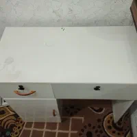 میز تحریر و کامپیوتر