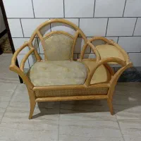 سندلی و میز تلفن