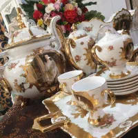 چینی ها قدیمی و طلاکوب ایتالیاست خیلی شیک و زیباست