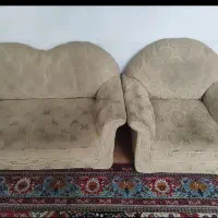 دوپرده تور با یال و یک دست مبل چهار نفره با دو میز