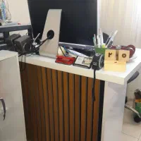 میز تحریر و کامپیوتر