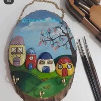 جاکلیدی نقاشی شده روی سنگ و چوب