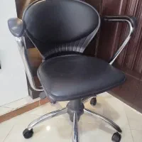 صندلی گردان چرخ‌دار مشکی سالم و شیک