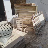 در پنجره هواکش نورگیر دست دو