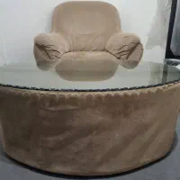 مبل تک نفره و میز وسط.