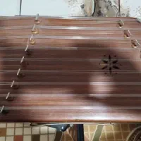 سنتور به همراه میز