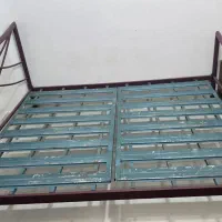 تخت فلزی