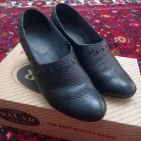 کفش زنانه چرم اصل ۳۸نو یک بار استفاده شده