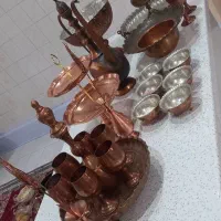 مقداری لوازم مسی و برنجی یک جا بفروش می‌رسد