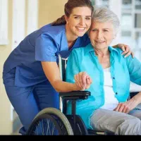 پرستار از یک خانم مسن